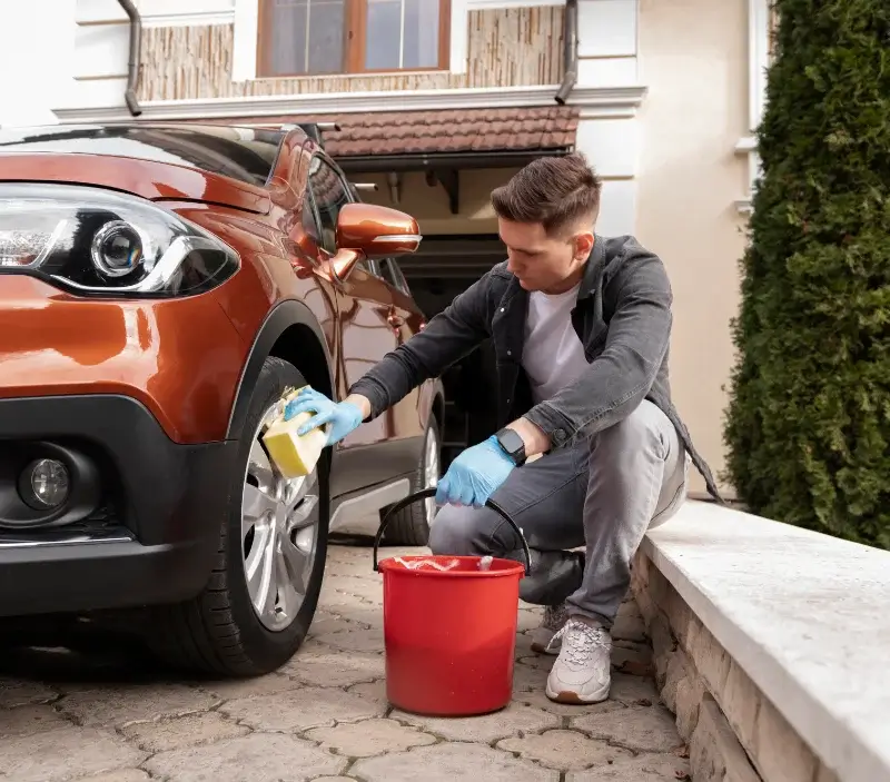Lavage auto à domicile Tréal : professionnel intervenant sur un véhicule